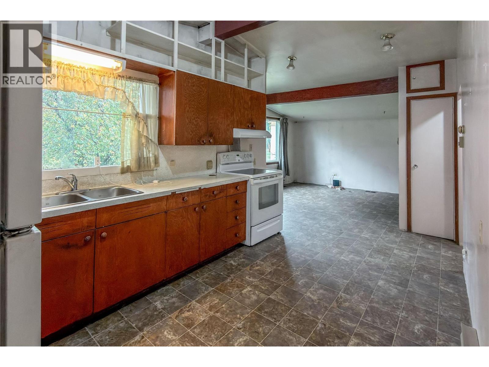 909 Ryter Road W, Golden, British Columbia  V0A 1H2 - Photo 3 - 10402026