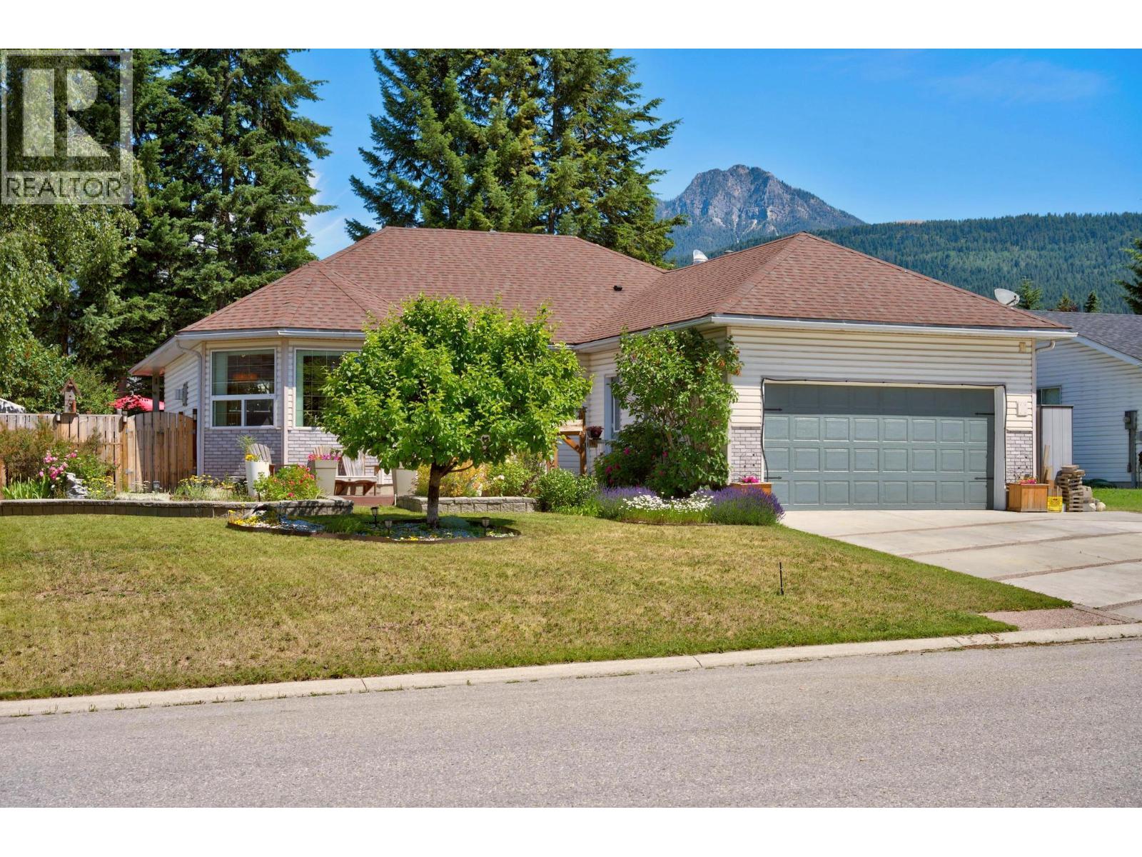 1505 Cedar Street, Golden, British Columbia