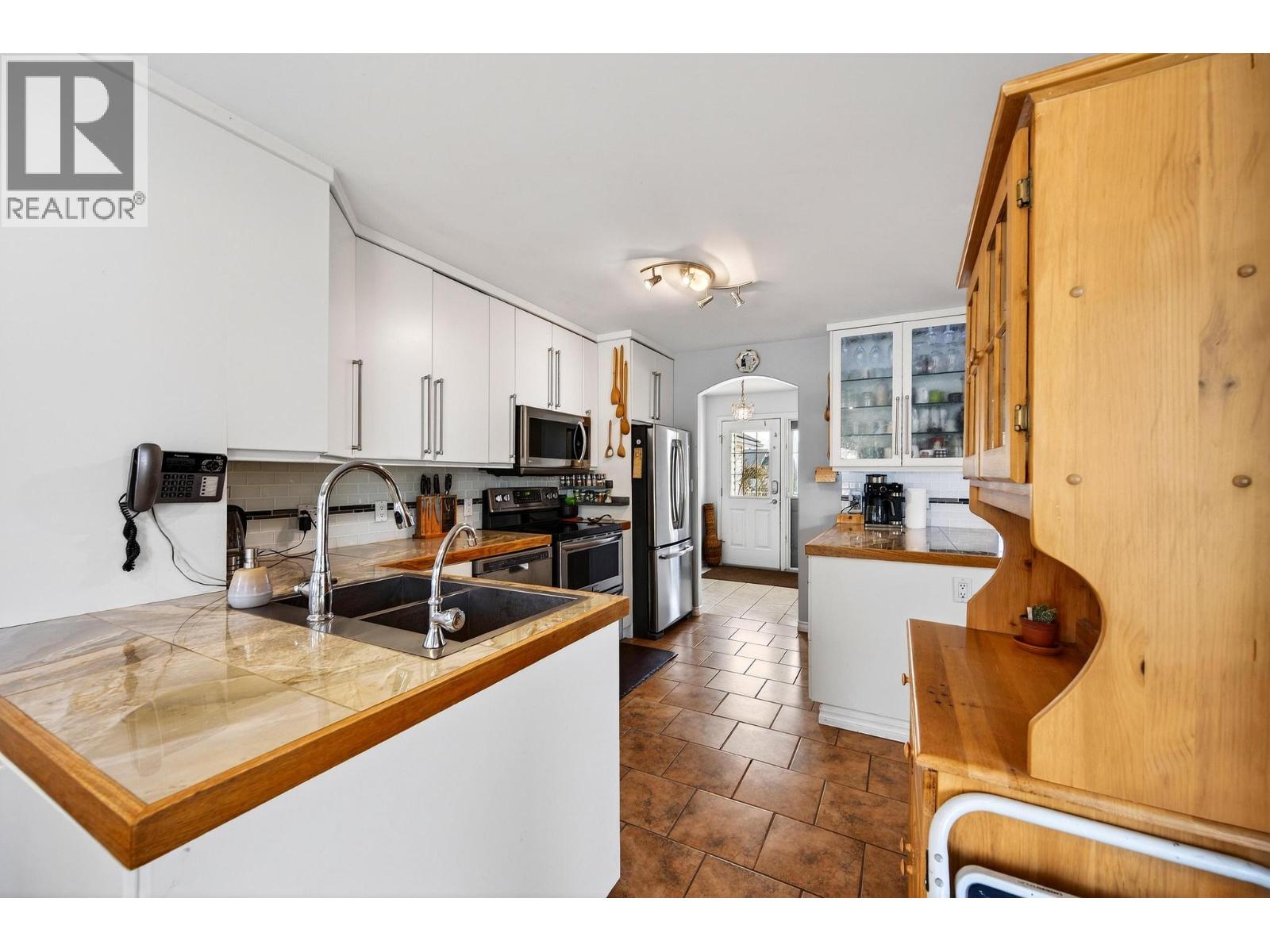1505 Cedar Street, Golden, British Columbia  V0A 1H6 - Photo 18 - 10402236