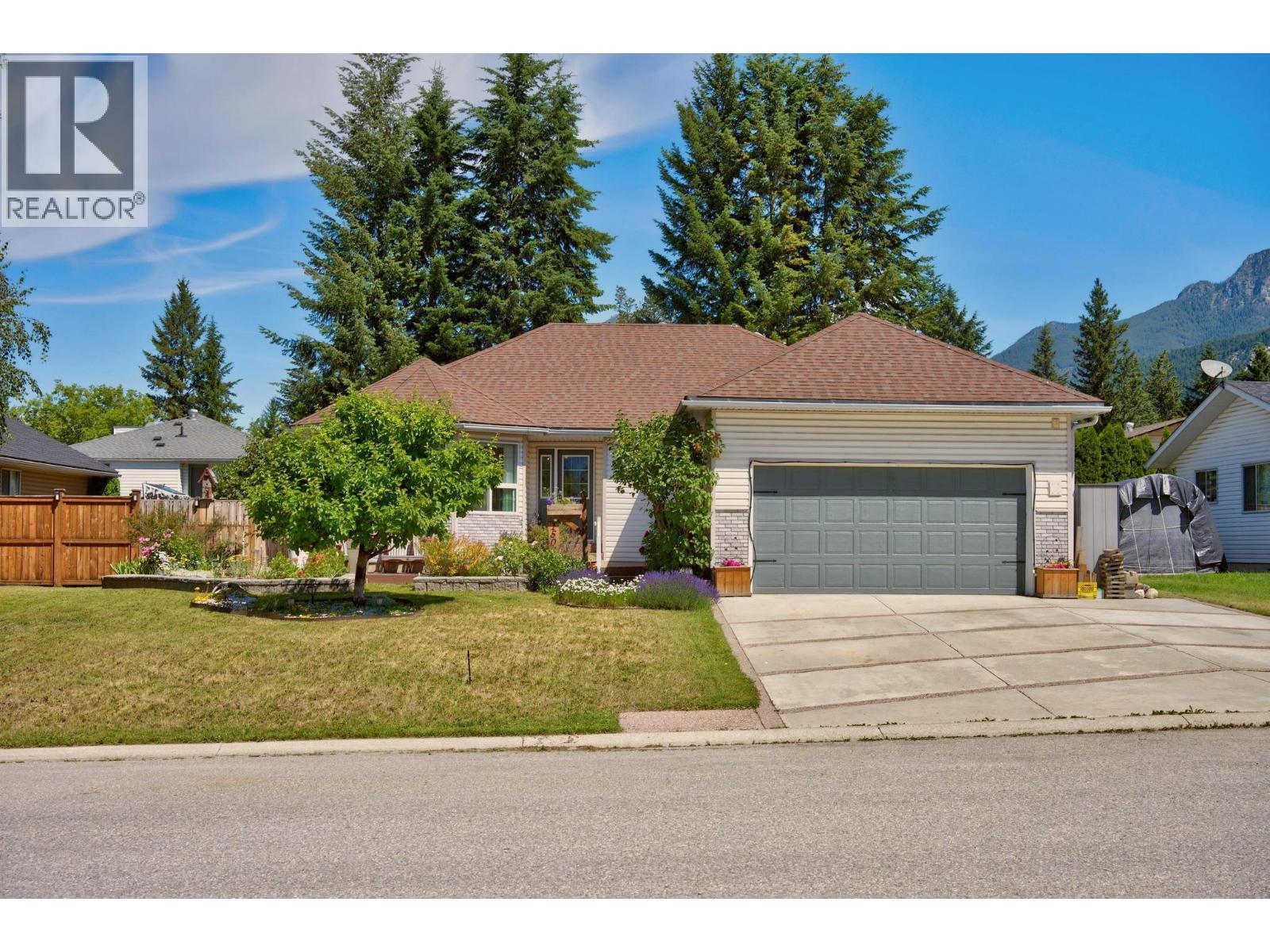 1505 Cedar Street, Golden, British Columbia  V0A 1H6 - Photo 3 - 10402236