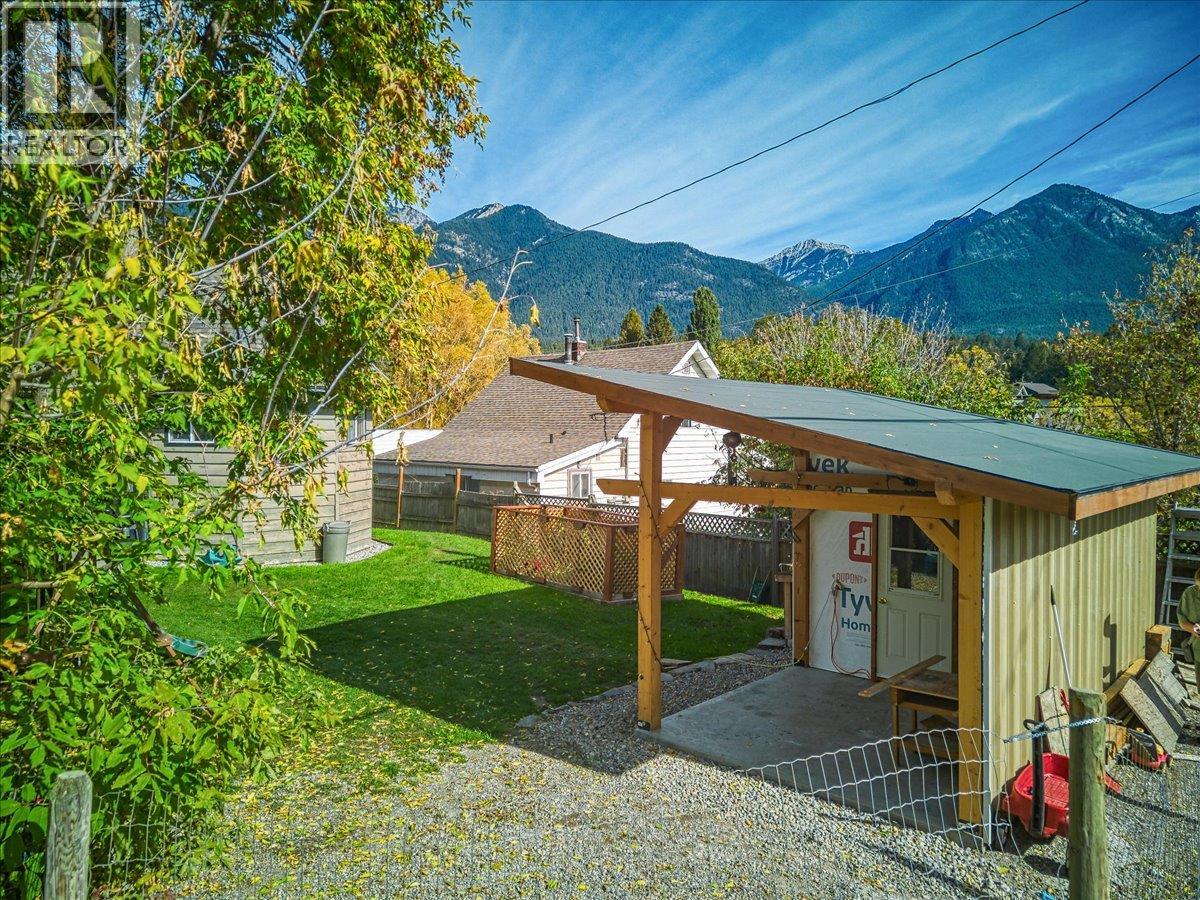 4895 Selkirk Avenue, Edgewater, British Columbia  V0A 1E0 - Photo 30 - 10402173