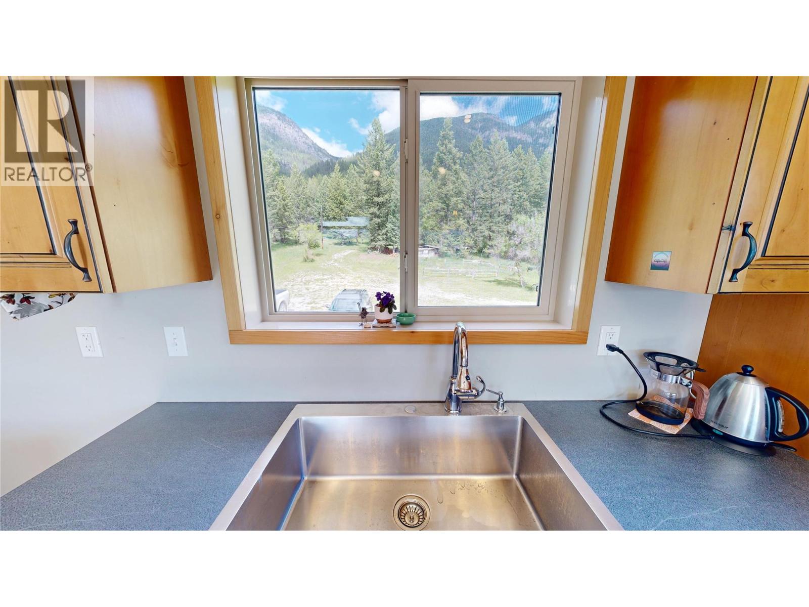 2660 95 Highway, Brisco, British Columbia  V0A 1B0 - Photo 15 - 10403277