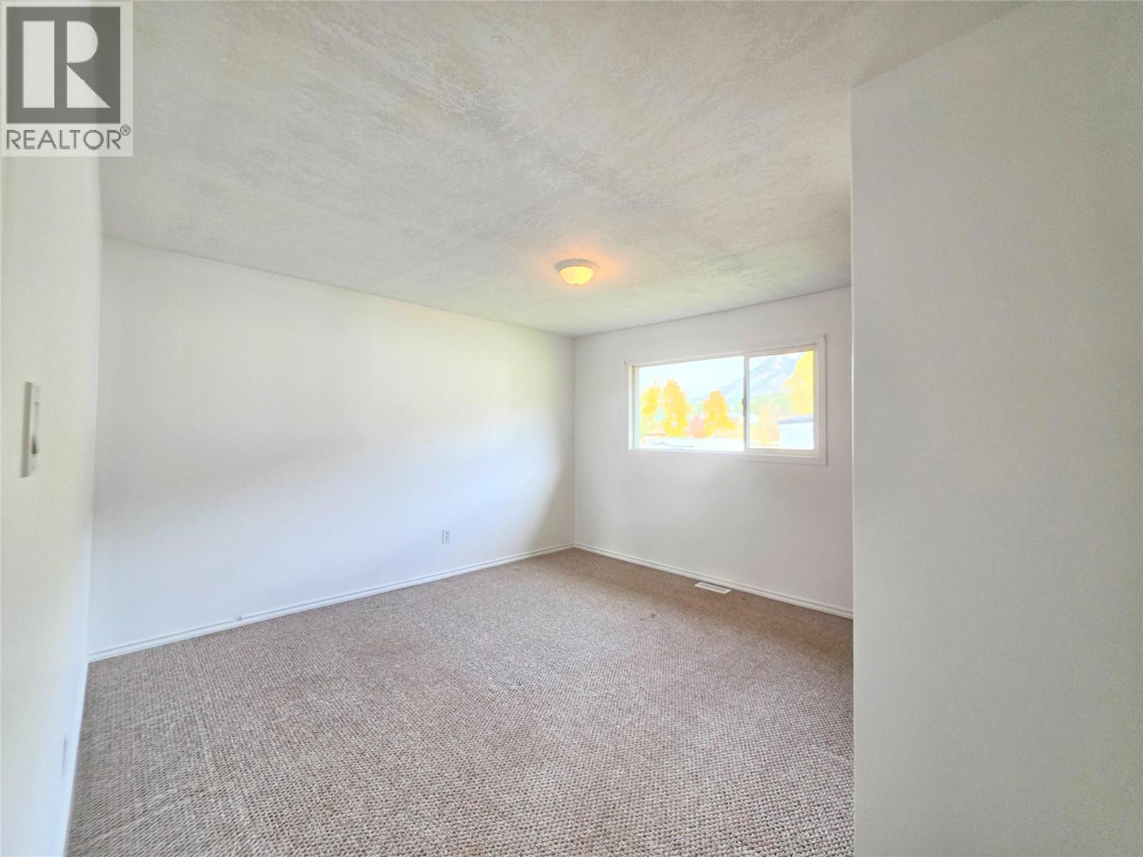 5753 Columbia Avenue, Edgewater, British Columbia  V0A 1E0 - Photo 6 - 10403572
