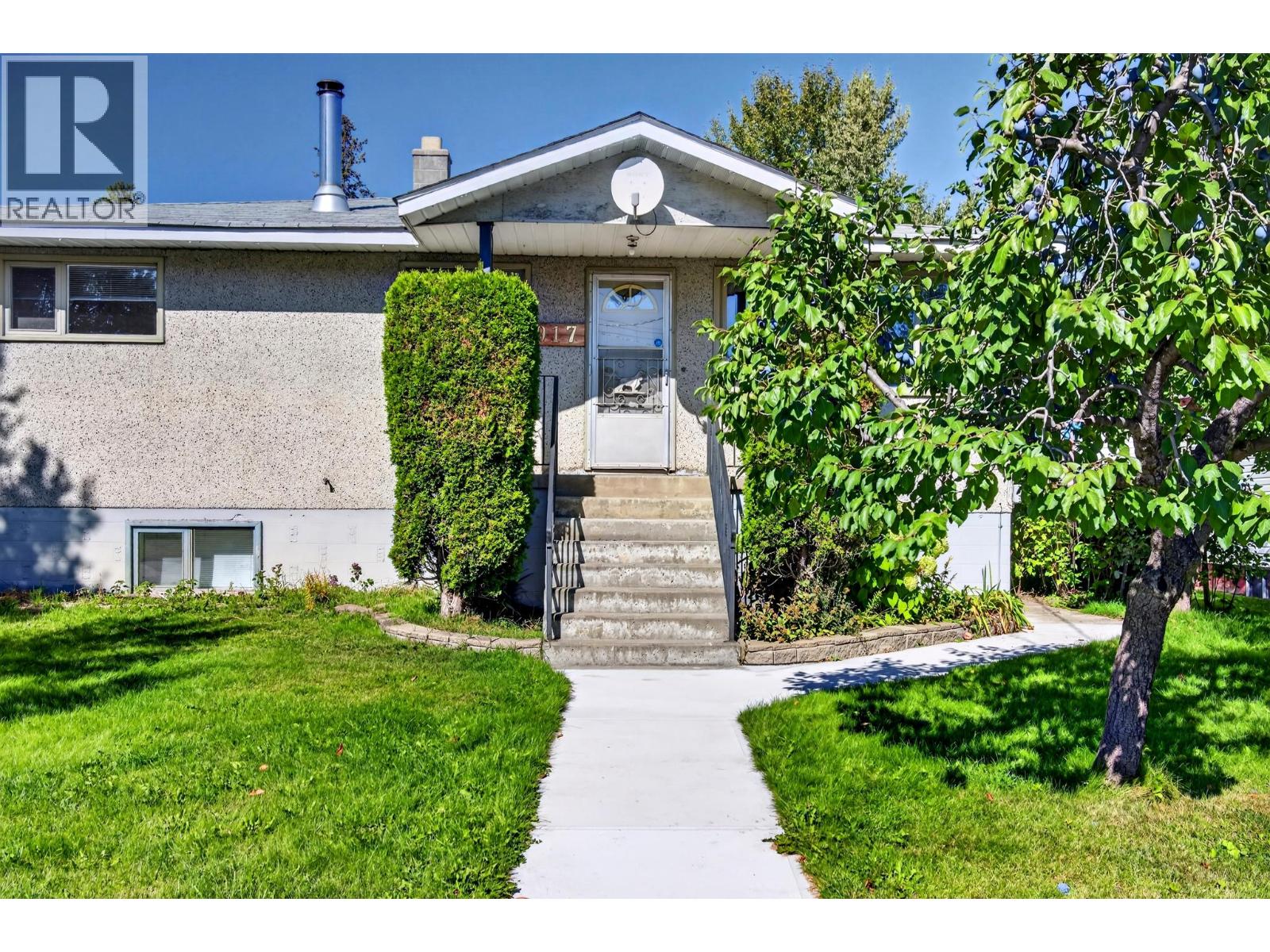 917 10th Street S, Golden, British Columbia  V0A 1H0 - Photo 2 - 10404746