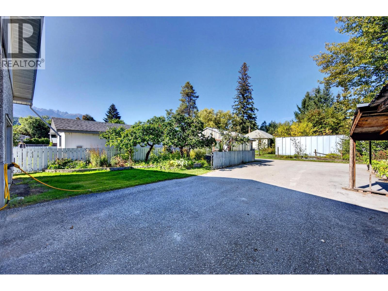 917 10th Street S, Golden, British Columbia  V0A 1H0 - Photo 4 - 10404746