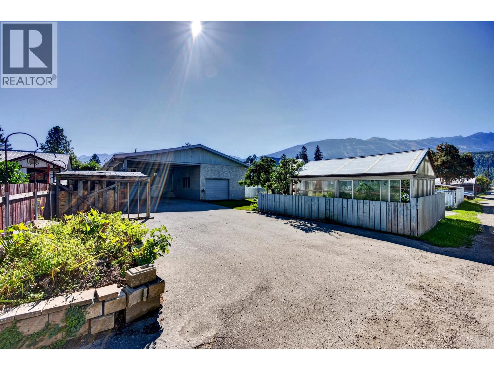 917 10th Street S, Golden, British Columbia  V0A 1H0 - Photo 5 - 10404746